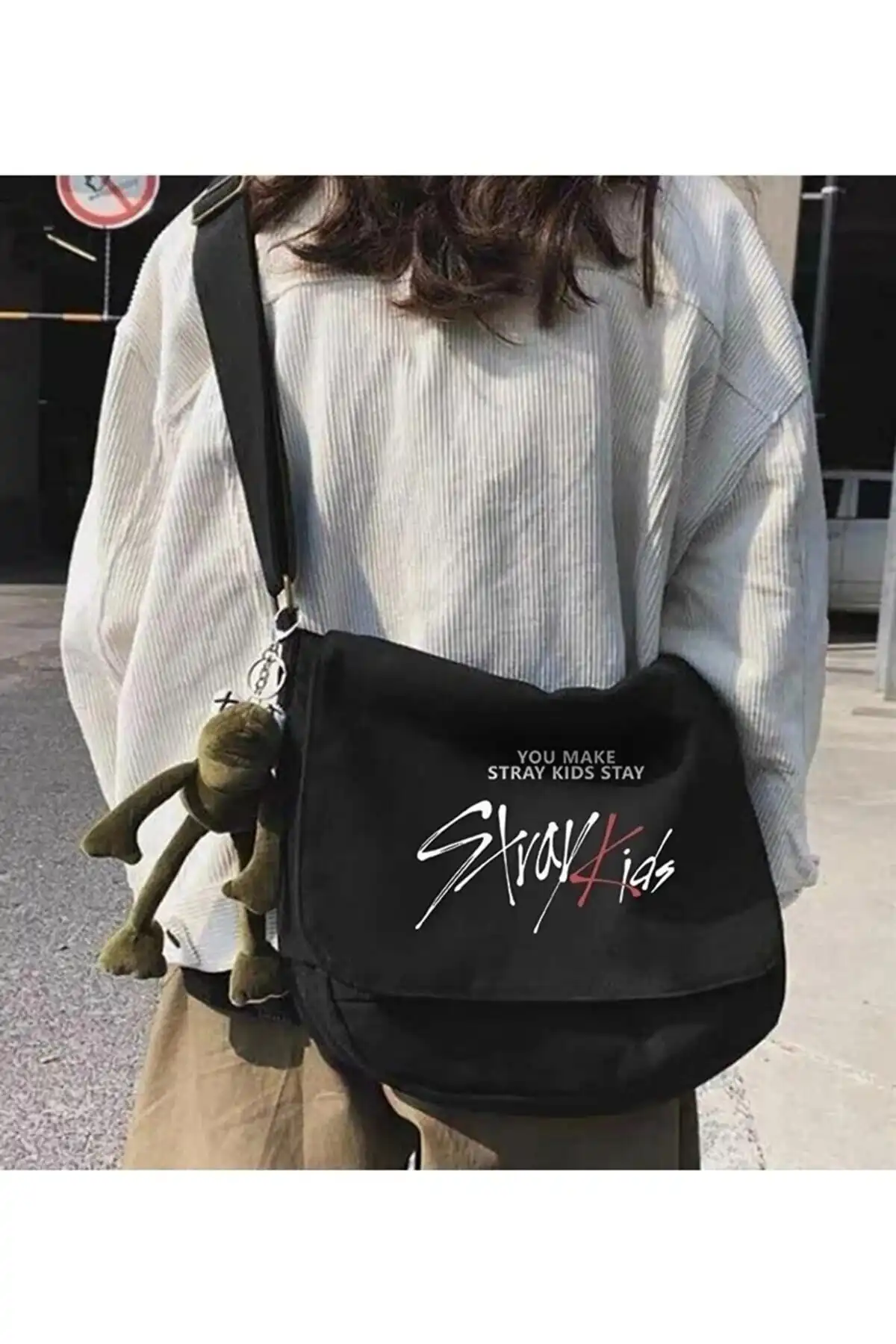 ToumKpop Stray Kids Unisex Siyah Postacı Çantası: Sade ve Şık