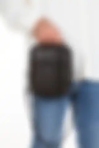 Yeni Adelina Erkek Siyah Deri Çanta: Şıklık ve Fonksiyonellik Bir Arada