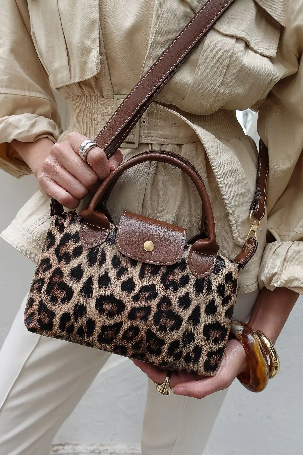 Housebags Leopar Desenli PU Deri Çapraz Askılı Çanta: Şıklık ve Fonksiyonellik