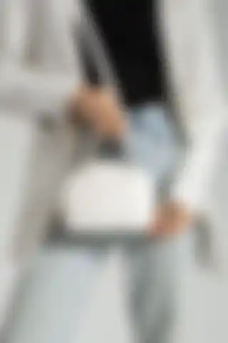 ESTUTE D Model Mini Şişe Çapraz Askılı Kutu: Şıklık ve Fonksiyonellik Bir Arada