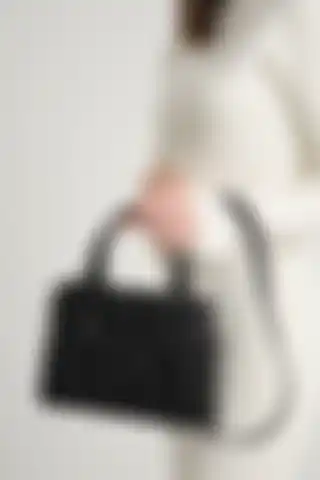 Markasarayı Siyah Nakışlı Suni Deri Kadın Çantası: Şık ve Kullanışlı