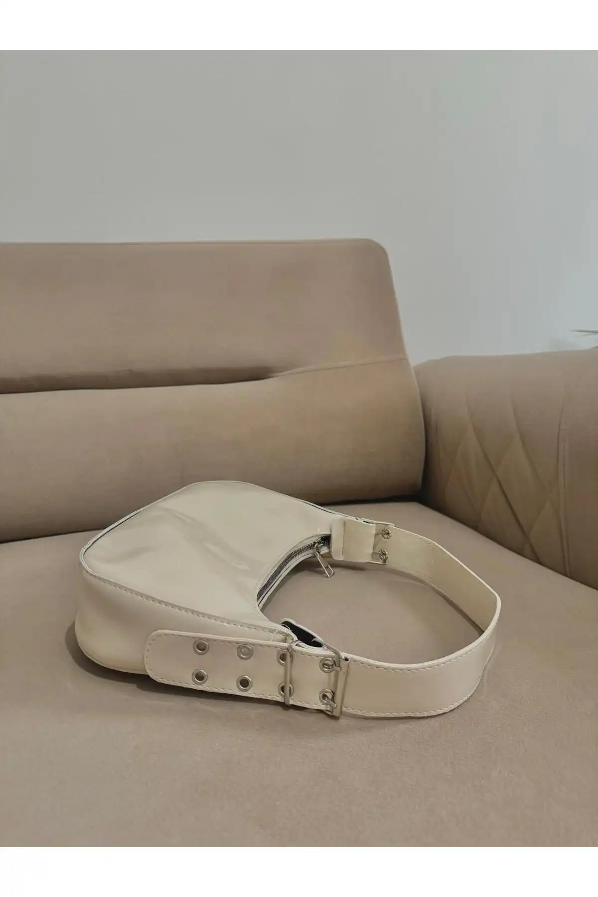 MODA ELF Kadın Rugan Açık Vizon Baguette Kol Çantası Özellikleri