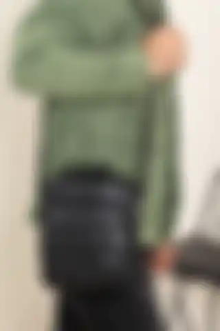 Yeni Nesil Siyah Hakiki Deri Çanta ile Şıklığı ve Fonksiyonelliği Yakalayın