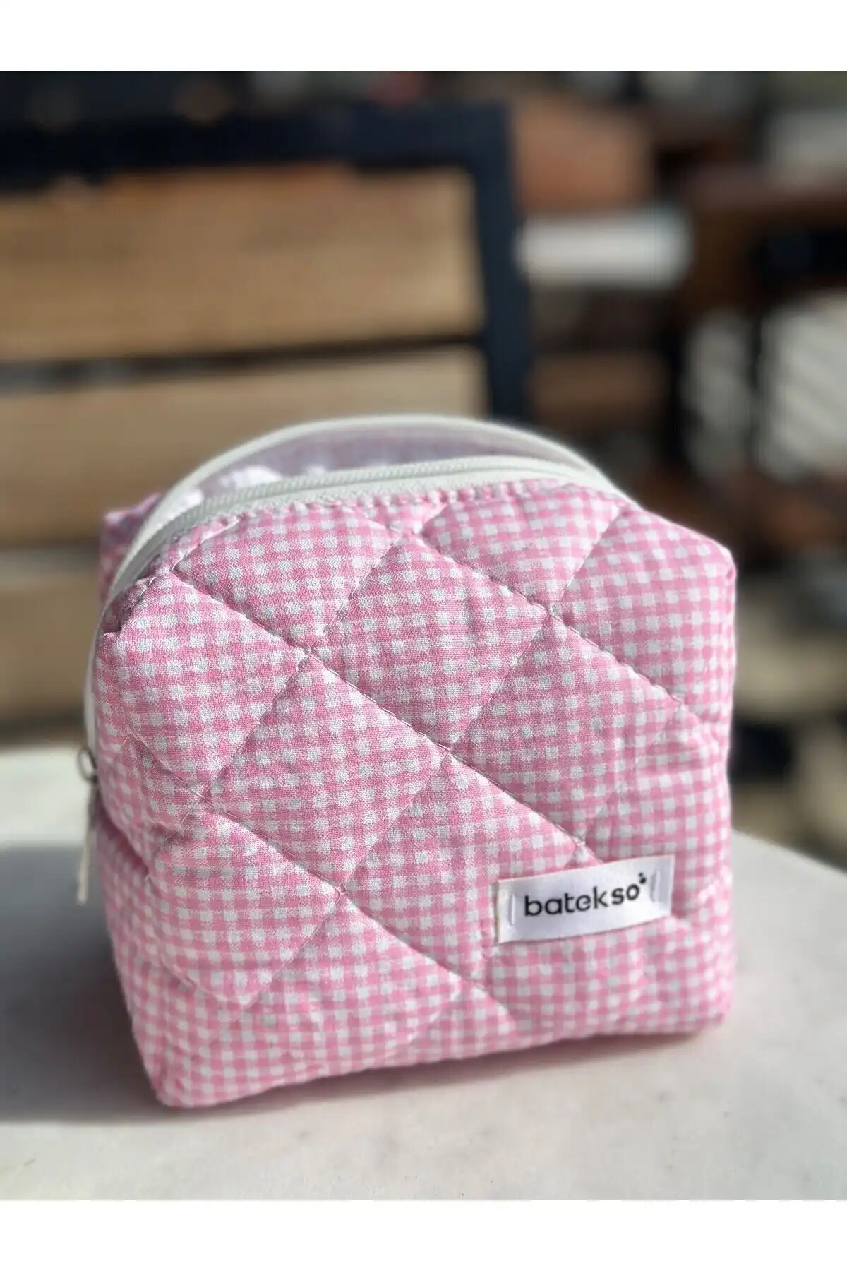 Batekso Pembe Kare Desenli Makyaj Çantası ile Pratik ve Şık Kullanım