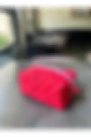 Elzripy Kırmızı Kalp Desenli Makyaj Çantası: Şıklık ve Fonksiyonellik