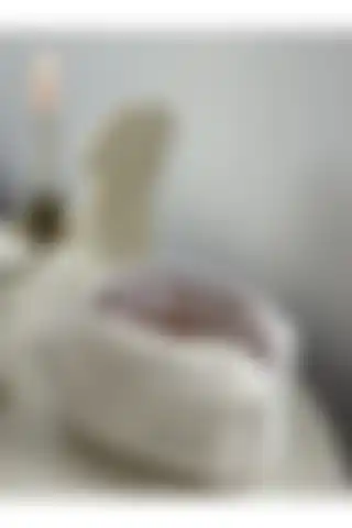 Punchiess Beyaz Kürklü Peluş Makyaj Çantası: Şıklık ve Fonksiyonellik