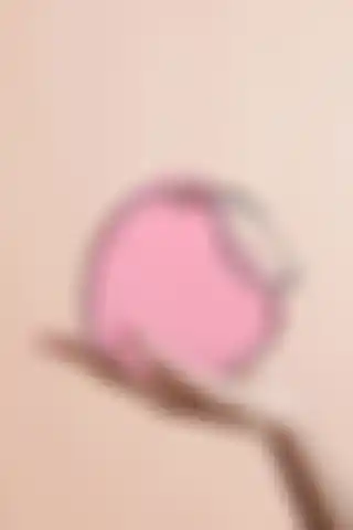 Küçük Pembe Kalp Deri Seyahat Çantası: Estetik ve Fonksiyonellik