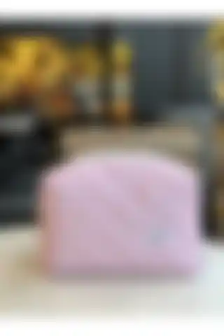 Butiksi Pembe Kare Desenli Makyaj Çantası - Şık ve Fonksiyonel Tasarım