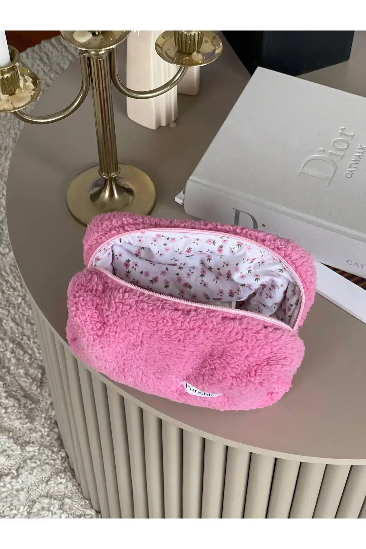 Punchiess Pembe Kürklü Peluş Çiçekli Makyaj Çantası ile Estetik Kullanım