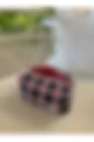 Punchiess Siyah Pötikare Kalpli Makyaj Çantası: Şıklığın ve Fonksiyonelliğin Buluşması