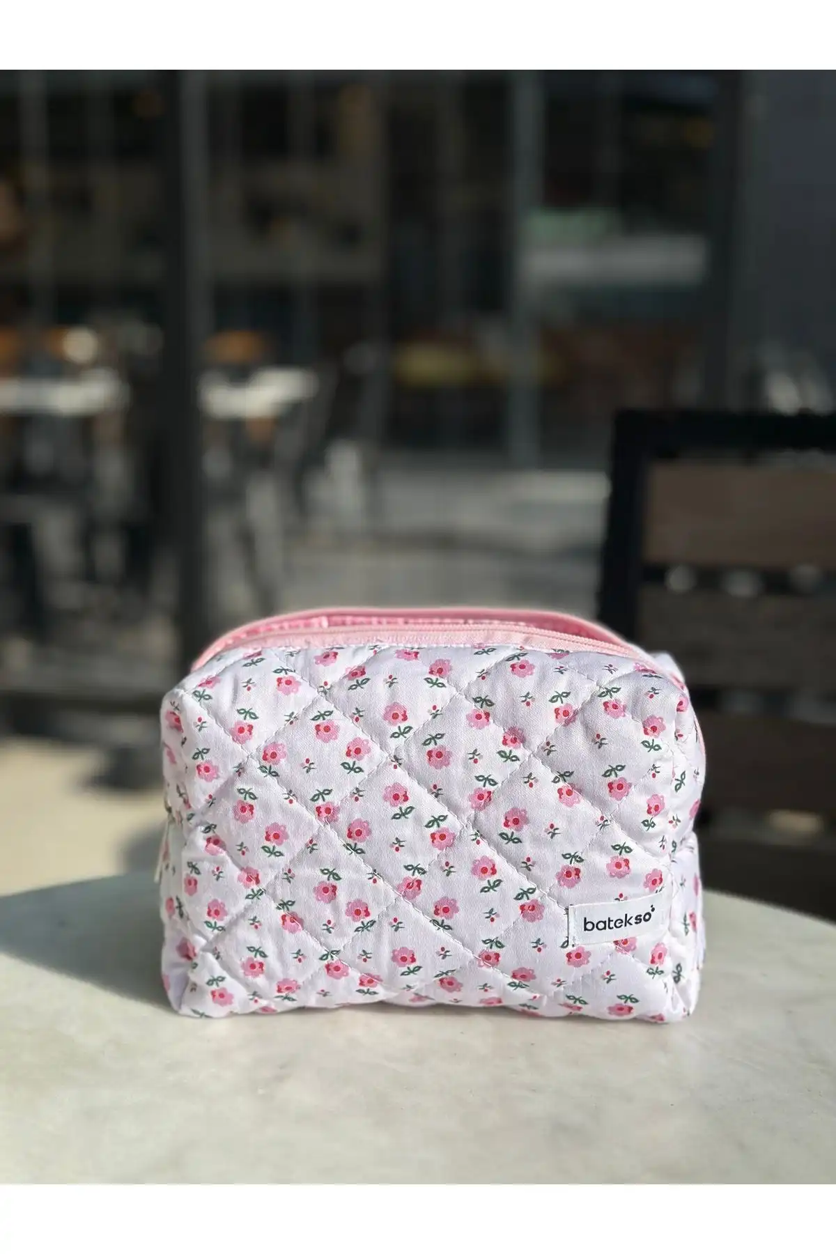 Batekso Pembe Çiçek Desenli Makyaj Çantası: Şıklık ve Kullanışlılık