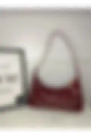 MODA ELFYmz Kadın Bordo Rugan Omuz Çantası: Şıklık ve Dayanıklılık
