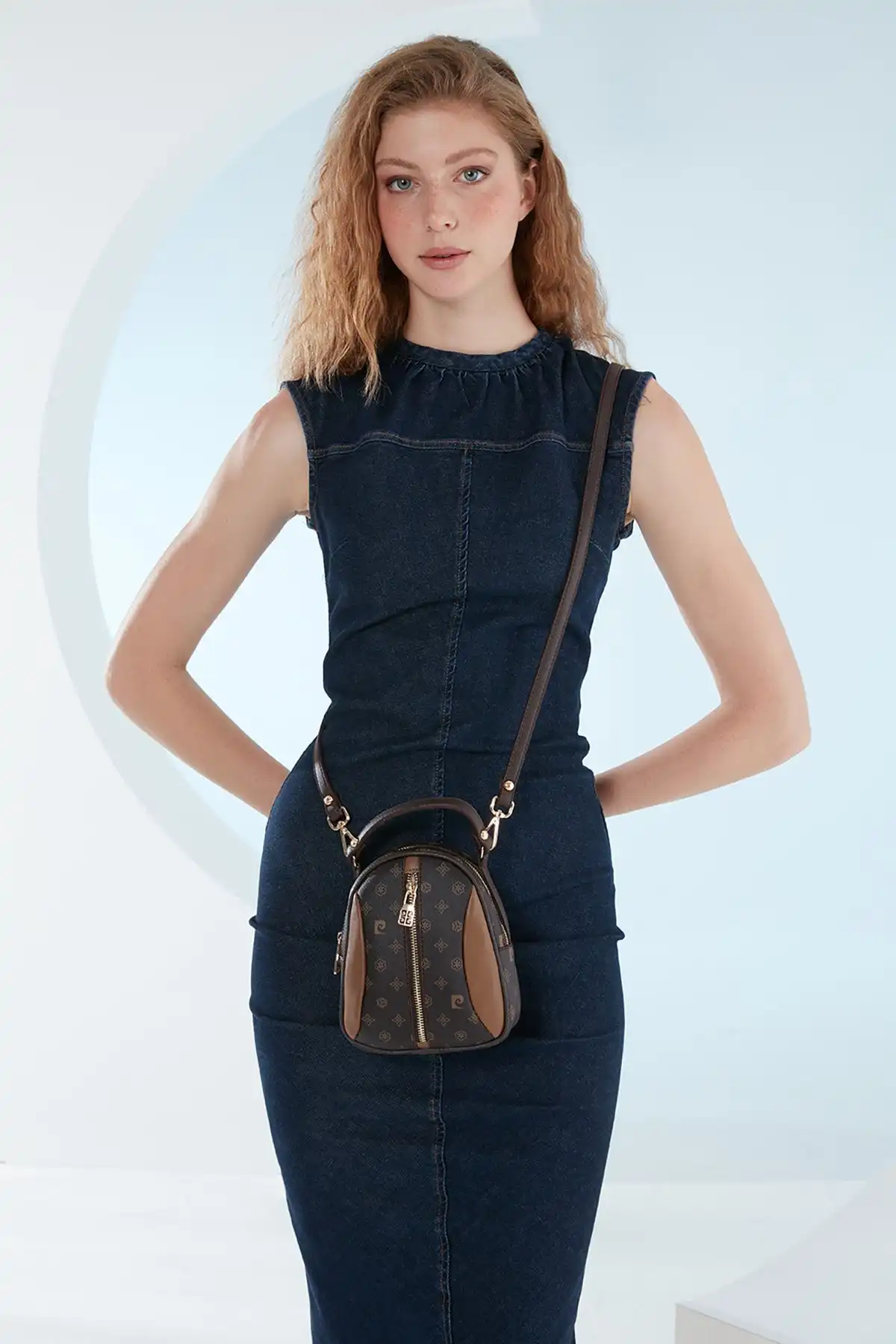 Pierre Cardin Kahve Monogram Kadın Omuz Çantası: Şık ve Kullanışlı Bir Seçenek