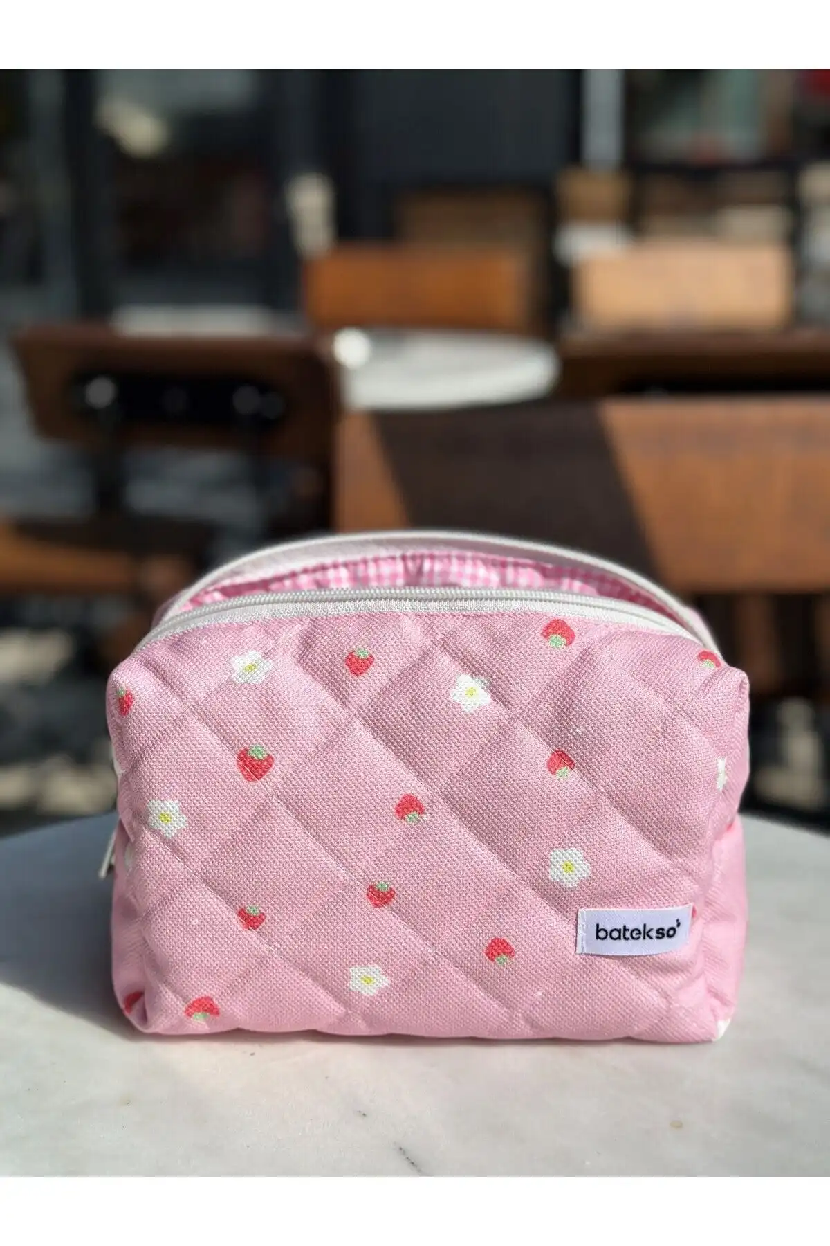 Batekso Mini Çilek Desenli Makyaj Çantası: Estetik ve İşlevsellik