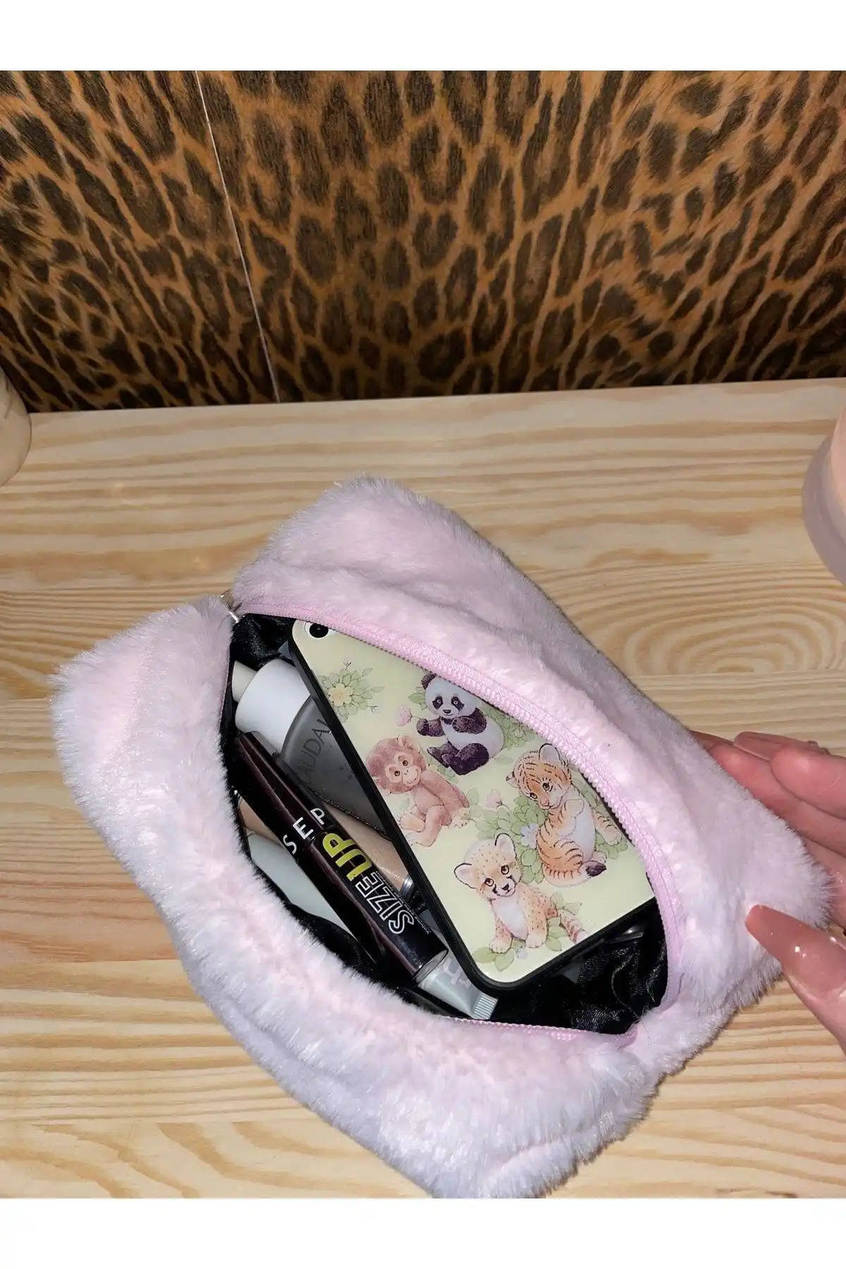 Fluffy Baby Pink Peluş Makyaj Çantası: Şıklık ve Kullanışlılık Bir Arada