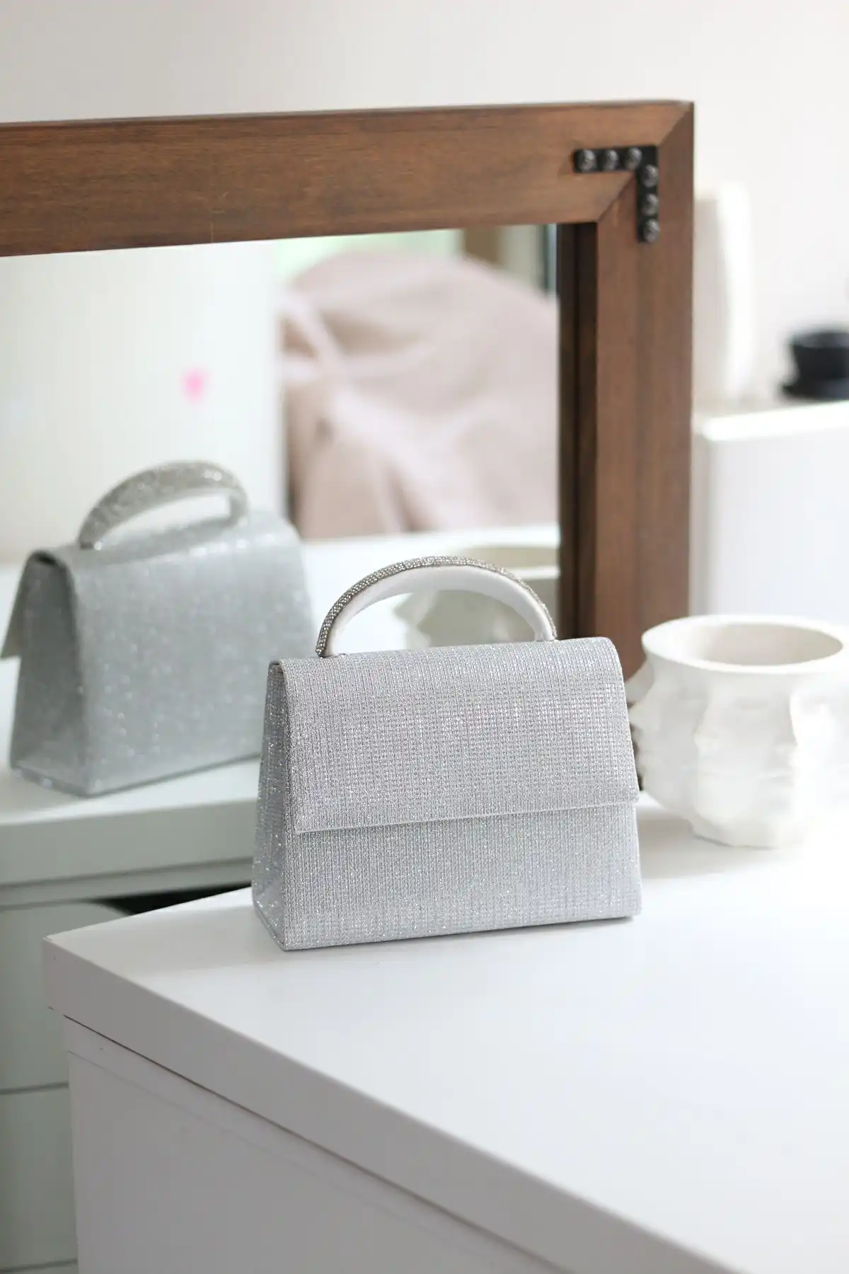 Moom Bag ve Nazart Kadın Çantaları: Hangisi Daha Şık Bir Tercih?
