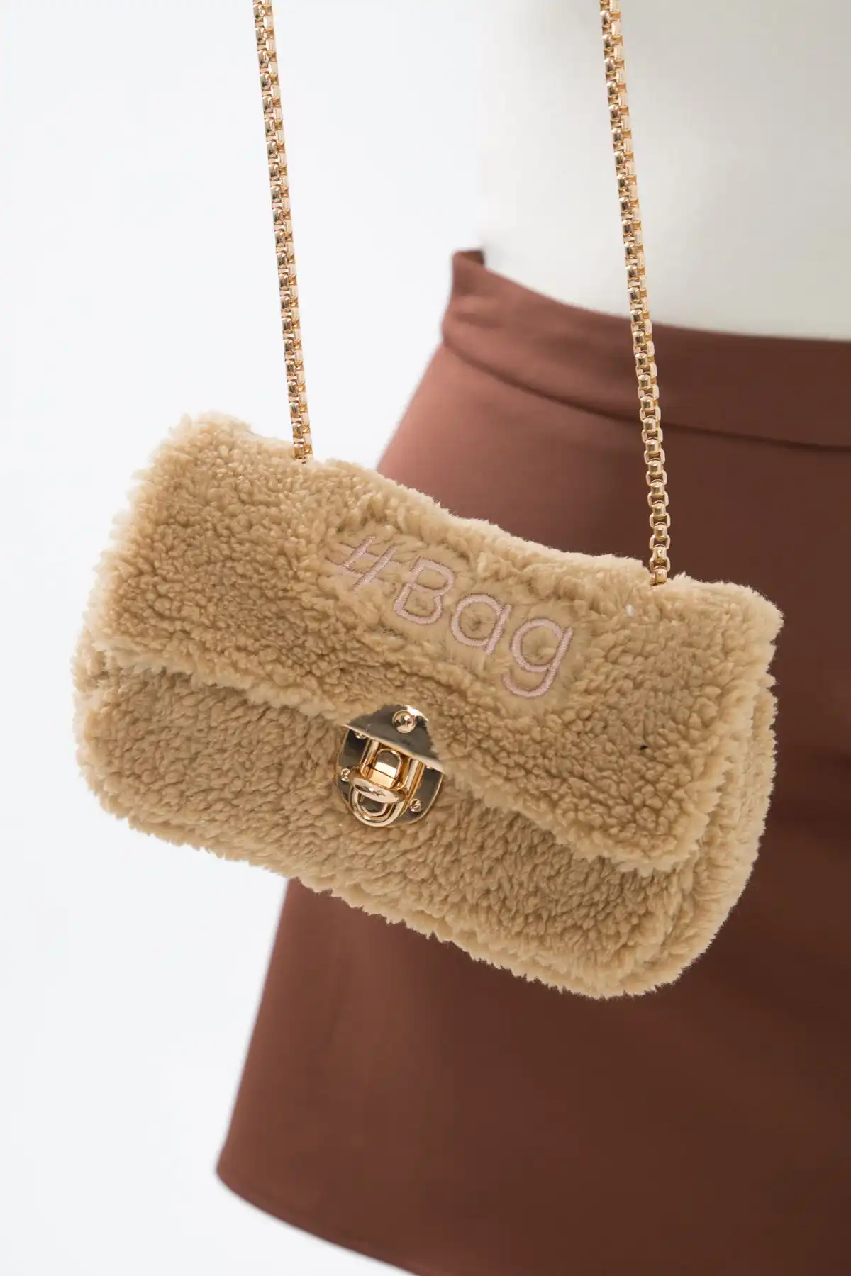 BaghashtagKrem Mini Peluş Çanta: Şıklığı ve Fonksiyonelliği Bir Arada Sunuyor