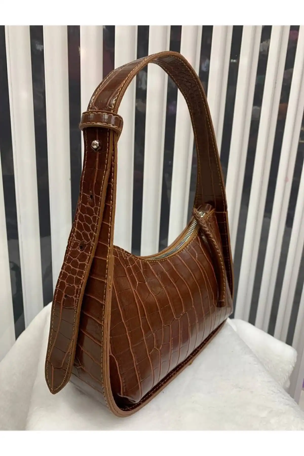 Taba Kroko Desenli Baget Çanta İncelemesi: Fonksiyon ve Şıklık