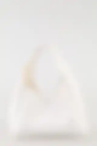 Beyaz Trend Dokulu Deri Çanta ile Şıklık ve Rahatlığı Yakalayın