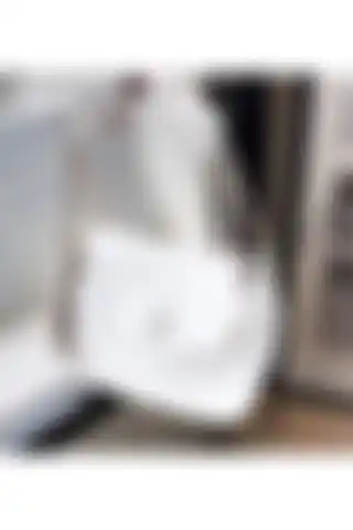 Katusa Beyaz Zincirli Baget Çanta: Şık ve Fonksiyonel Seçenek