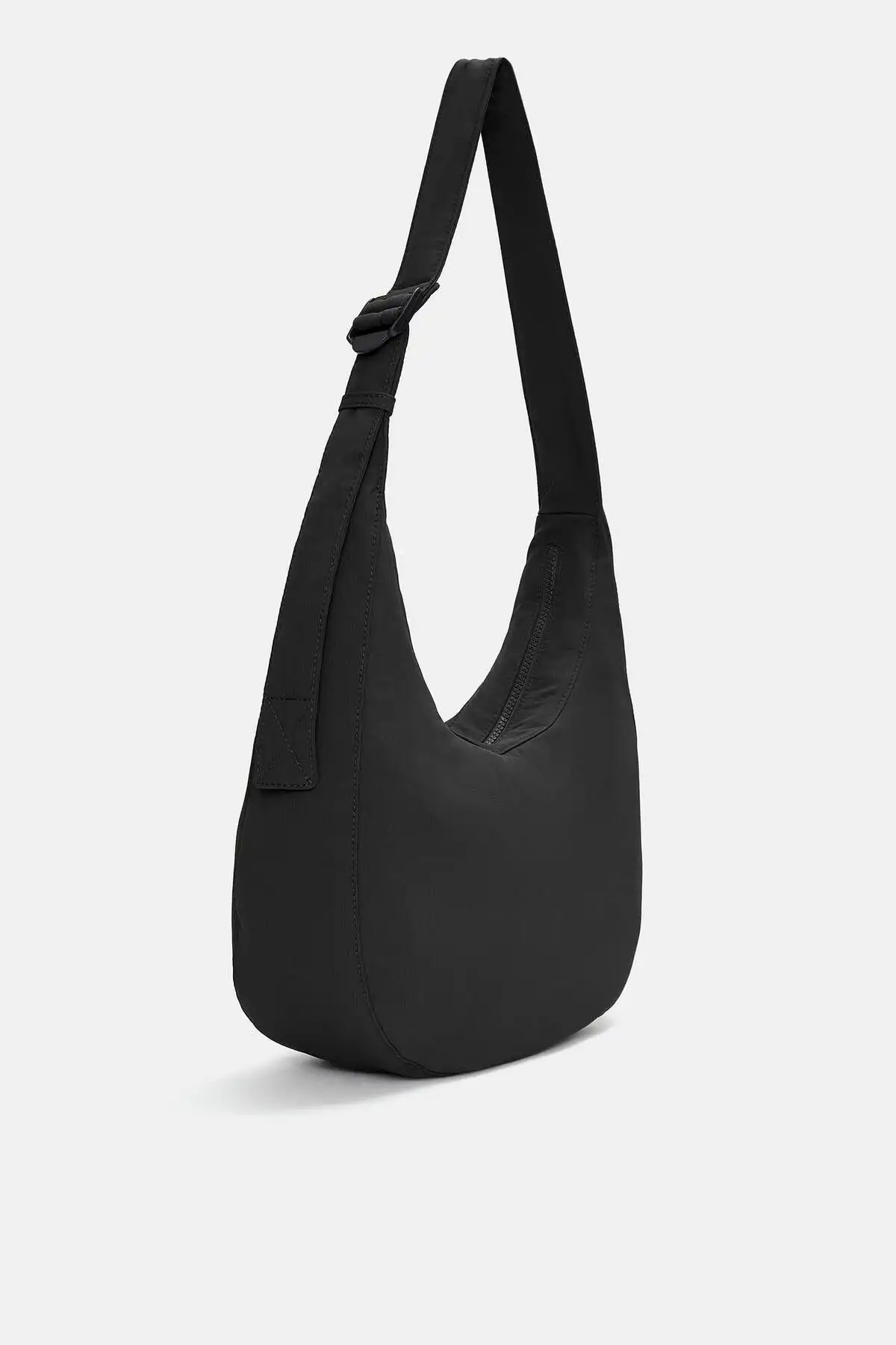 Pull & Bear Paraşüt Omuz Çantası ile Tarzınızı Tamamlayın