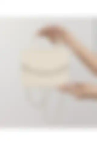 ASNUR BUTİK Kadın Krem Incili ve Zincirli Çanta ile Şıklığı Yakalayın