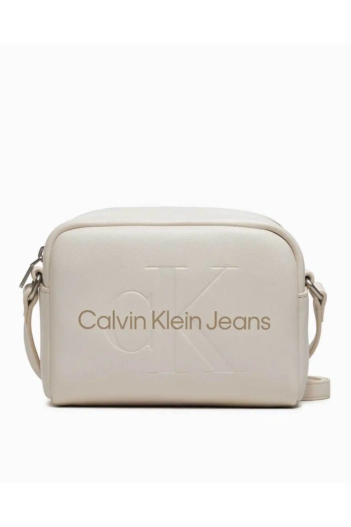 Calvin Klein Sculpted Camera Bag: Şıklık ve Fonksiyonellik Bir Arada