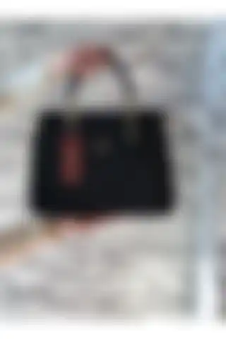 Kadın Siyah Suni Deri Omuz Çantası: Şıklık ve Fonksiyonellik