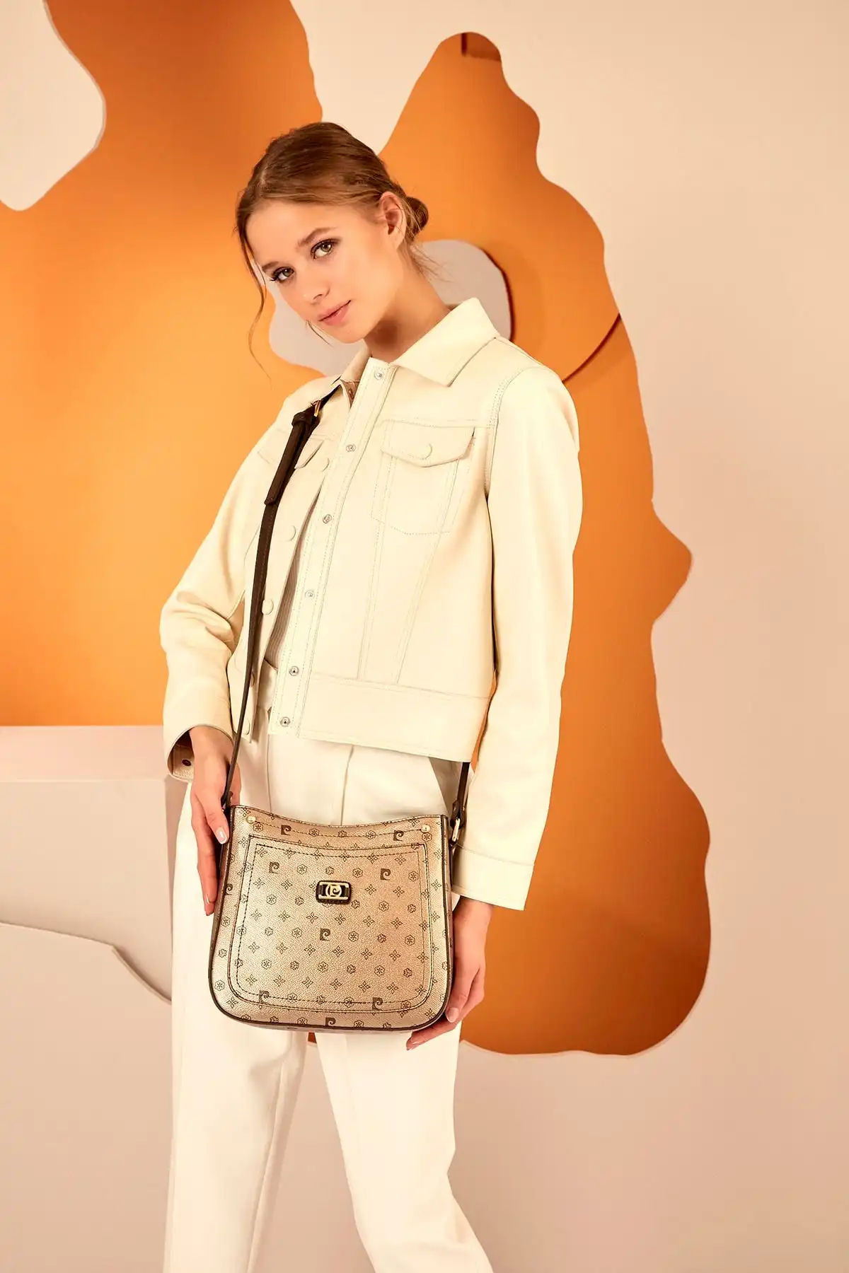 Pierre Cardin Altın Monogram Kadın Omuz Çantası: Şık ve Fonksiyonel Tasarım