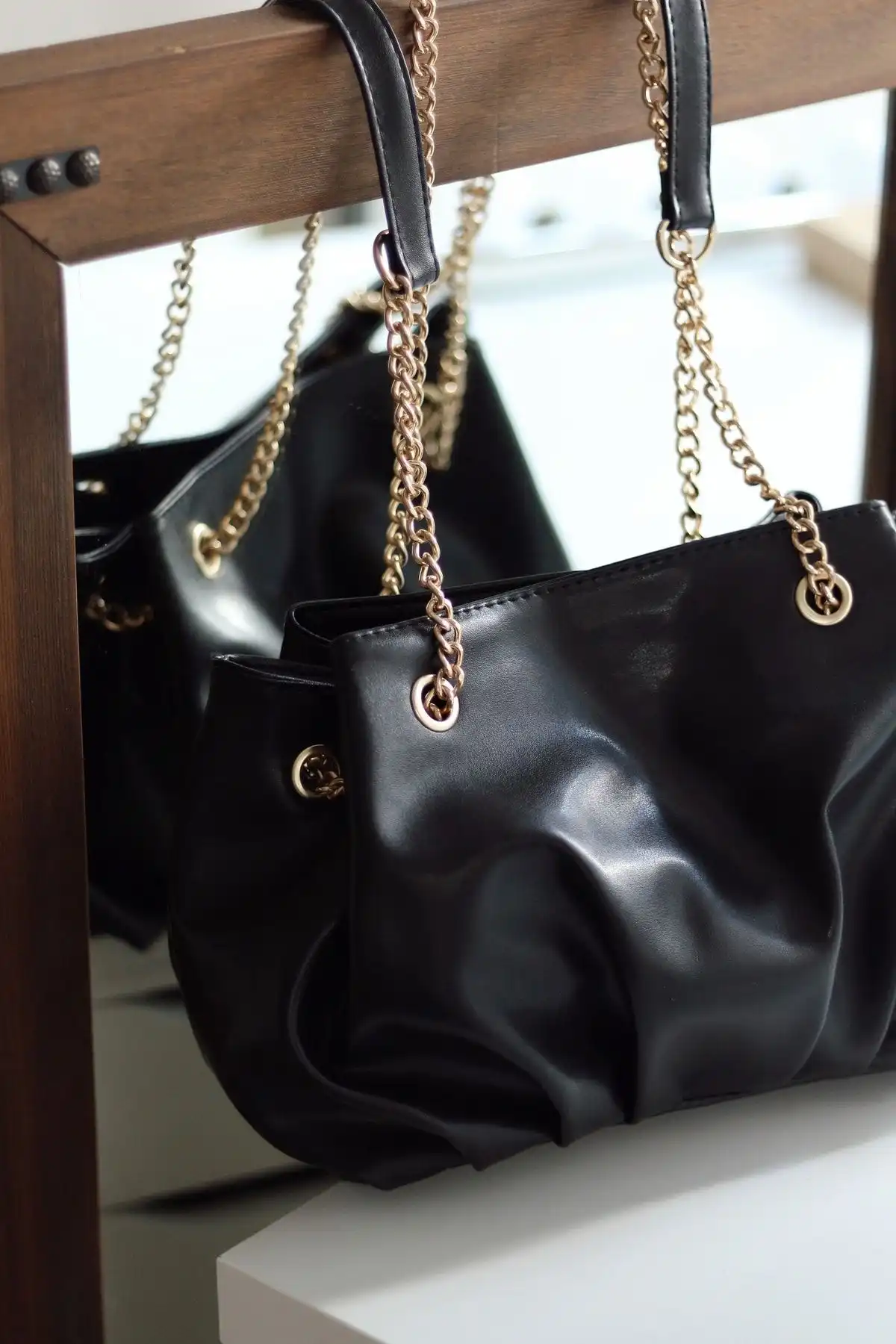 Moom Bag Kadın Siyah Büzgülü Yumuşak Zincir Detaylı Omuz Çantası
