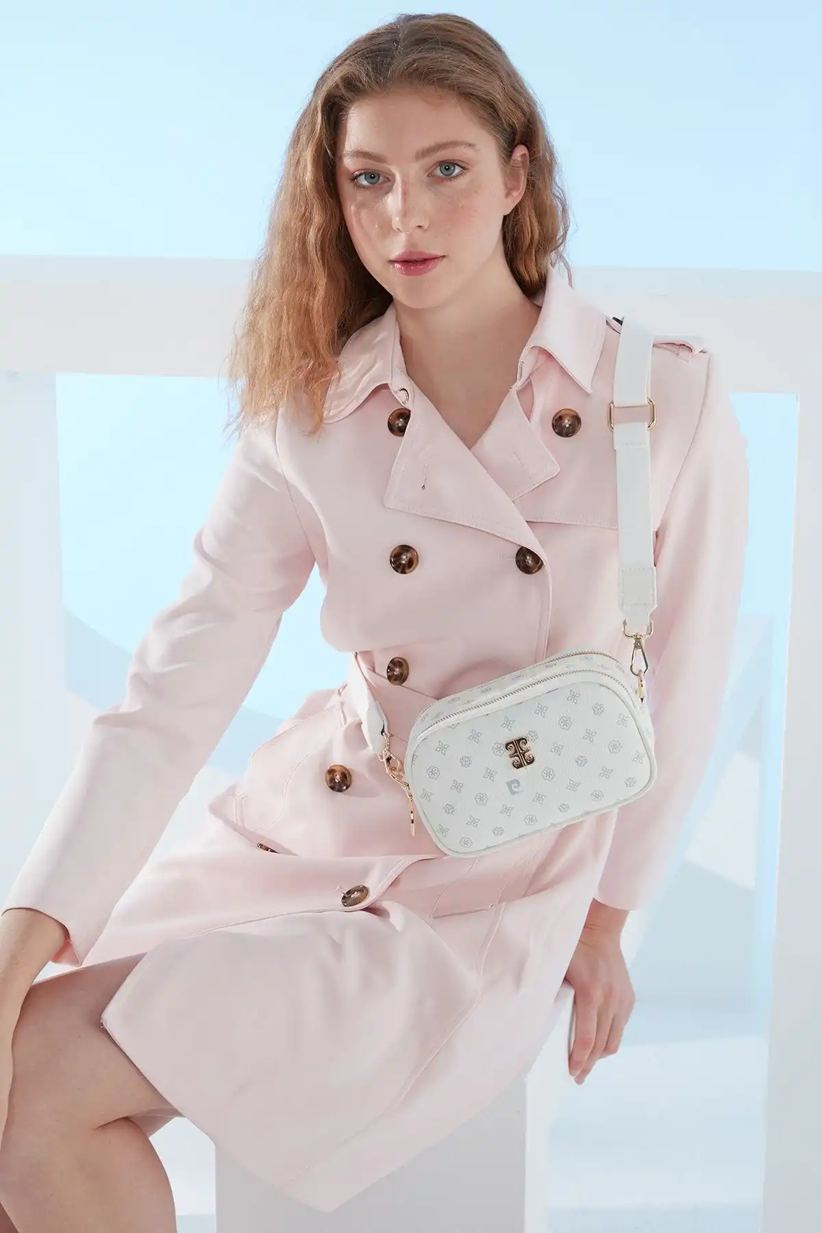 Pierre Cardin Beyaz Monogram Kadın Omuz Çantası Özellikleri ve İncelemesi