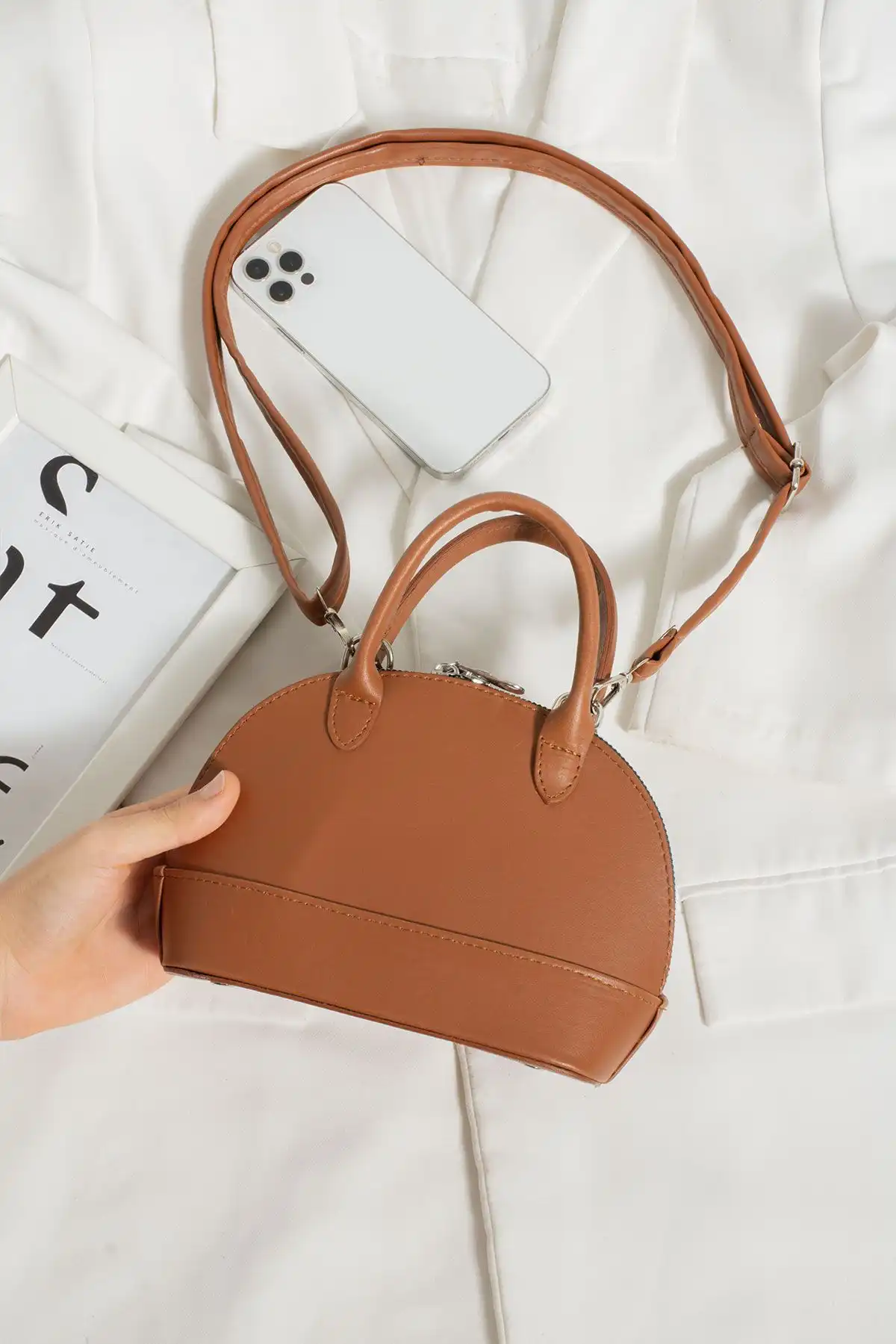 Estute D Model Mini Şişe Çapraz Askılı Kutu: Estetik ve Fonksiyonel