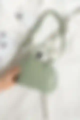 ESTUTE Mint Yeşil D Model Mini Şişe Çanta: Şıklık ve Fonksiyonellik