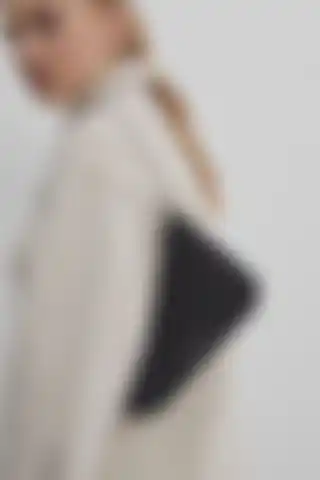 Bershka Zincirli Saten Çanta: Şıklık ve Kullanışlılık Bir Arada