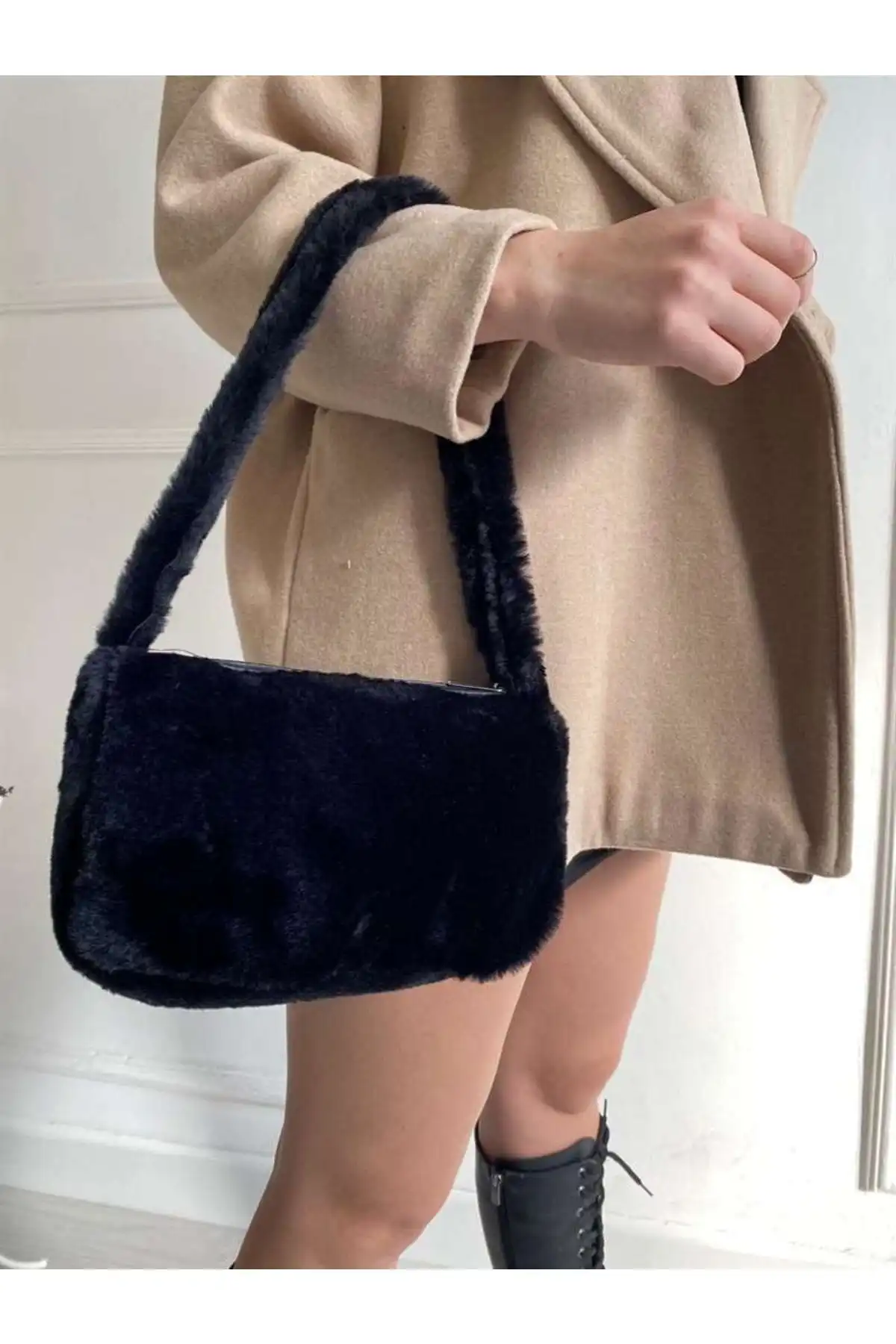 Işılti Collection Siyah Peluş Çanta ile Şıklığı ve Pratikliği Yakalayın
